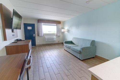 Seashire Inn & Suites - image 14