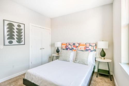 TWO CozySuites Spacious Music Row Condos with parking in Nashville, USA