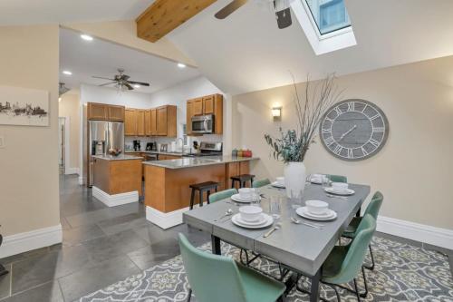 OSU and Short North 4 Bedroom Patio and Garage with EV in Columbus, USA