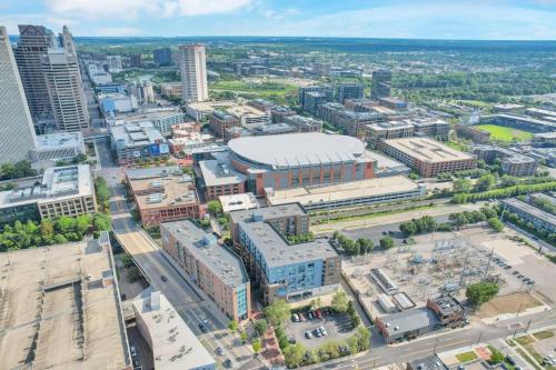 OSU and Short North 4 Bedroom Patio and Garage with EV