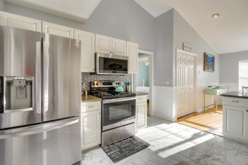 Pet-Friendly Savannah Gem - 12 Mi to Tybee Island!