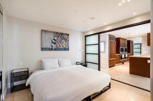Luxury 2 BD Condo FREE pool + GYM + SPA in Miami, USA