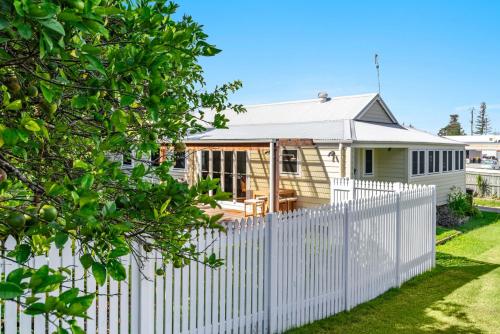 Lime Tree Cottage - Pet Friendly Paradise in the Heart of Yamba - Holiday Yamba