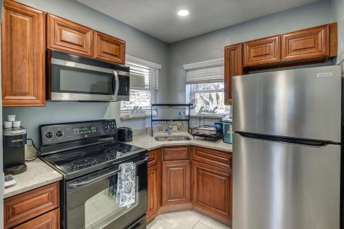 Central Daytona Beach Apt Less Than 1 Mi to Beach St! in Daytona Beach, USA