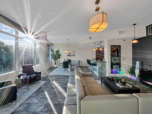 3 Bedrm Palace Suite - King FL bed & Free EV Charging in Orlando, USA
