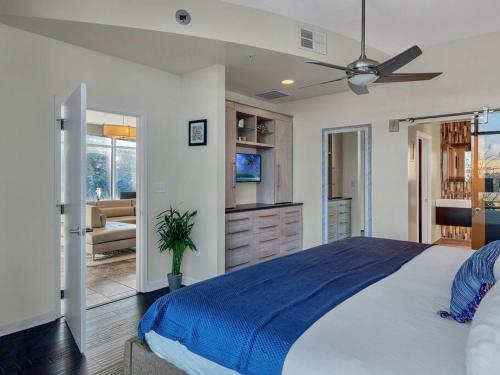 3 Bedrm Palace Suite - King FL bed & Free EV Charging in Orlando, USA