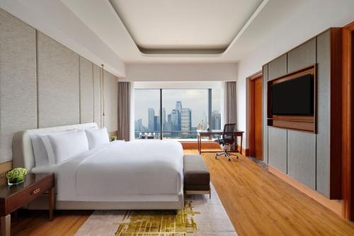 The Ritz-Carlton Jakarta, Mega Kuningan