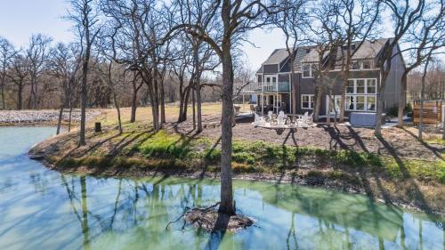 Private Ranch Estate with Huge Outdoor Entertainment Area and Hot Tub in Elgin, USA