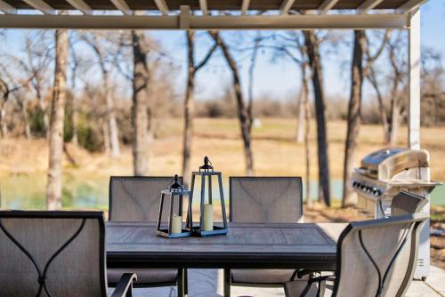 Private Ranch Estate with Huge Outdoor Entertainment Area and Hot Tub in Elgin, USA