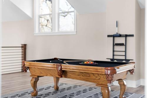 Private Ranch Estate with Huge Outdoor Entertainment Area and Hot Tub in Elgin, USA