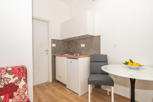One-Bedroom Apartment image 3