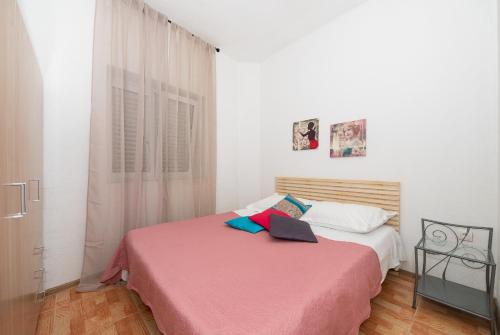 One-Bedroom Apartment image 7