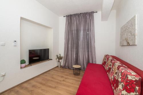 One-Bedroom Apartment image 9