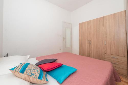 One-Bedroom Apartment image 5