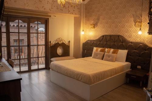 1 king bed, 2 twin beds, 1 sofa bed