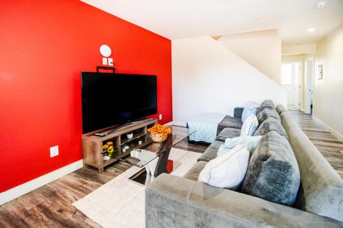 Large 2 levles 5 bedroom with 3 bathroom and 2 parking in Los Angeles, USA