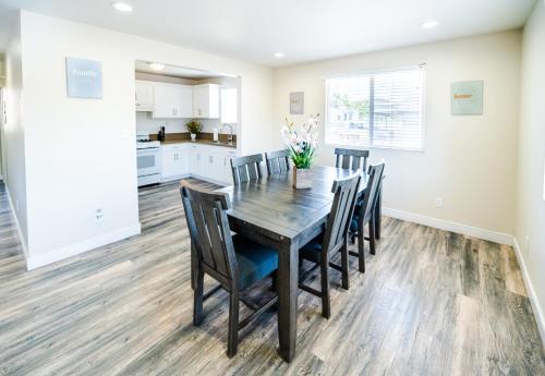 Large 2 levles 5 bedroom with 3 bathroom and 2 parking in Los Angeles, USA