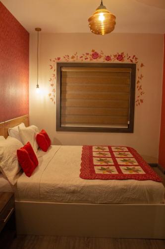 1 queen bed, 1 twin bed