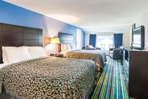 Queen Room with Two Queen Beds - Front View/Non-Smokingn