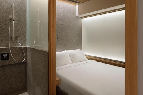 Double Room image 10