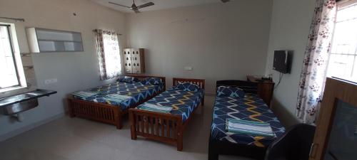 1 queen bed, 2 twin beds