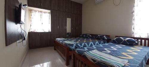 1 queen bed, 1 twin bed