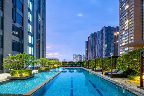 泳池, 廣州新世界酒店--廣交會期間穿梭巴士免費提供 (New World Guangzhou Hotel) in 白雲區