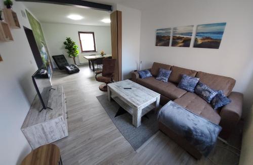 Modernes Appartement 5 km von Erfurt, mit Kaffeevollautomat, Entertainmentpaket, WLAN, Boxspringbett, Schlafsofa, Einkaufsmöglichkeiten, Sehr gute Autobahnanbindung zur A71 und A4 Kostenloser Parkplatz für PKW und Transporter