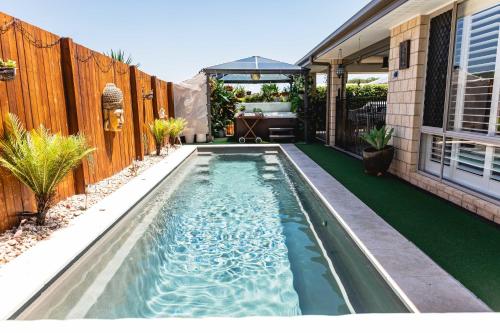 Entertainer's Paradise! Child & pet friendly Pool spa, movie room - close to Australia Zoo