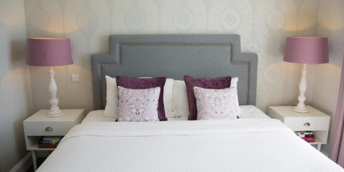 1 queen bed, 1 sofa bed