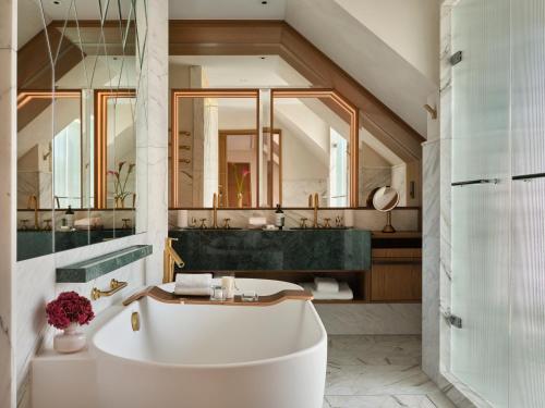 room detail thumbnail 2