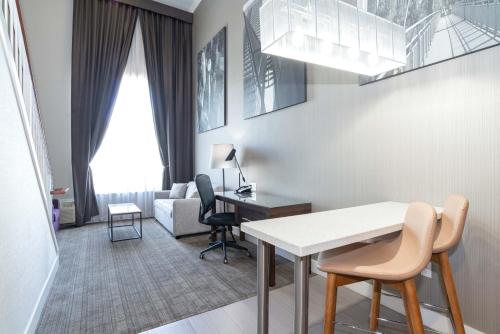 Sandman Hotel & Suites Calgary South - image 5