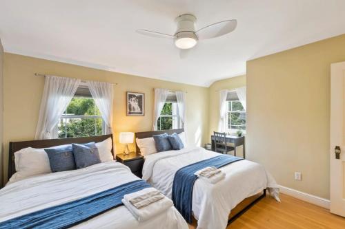Beautiful 3BR 2BA Colonial House by CozySuites in Alexandria, USA