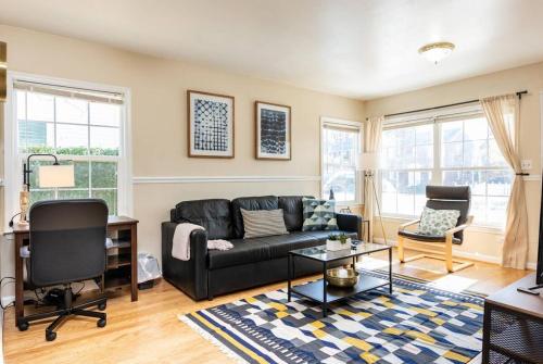 Cozy House 10min to Monuments! 10min to DC by CozySuites in Arlington, USA