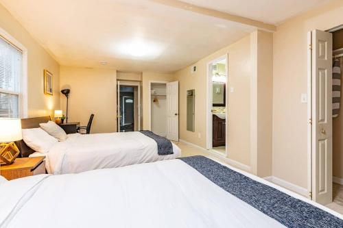 Cozy House 10min to Monuments! 10min to DC by CozySuites in Arlington, USA