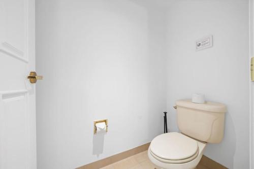 CozySuites Beachfront 2BR 3BA Condo - image 12
