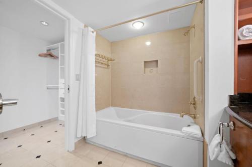 Boardwalk CozySuites Beachfront 2BR 3BA Condo - image 5