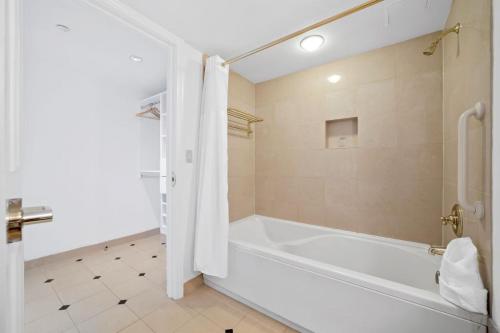 Boardwalk CozySuites Beachfront 2BR 3BA Condo - main image