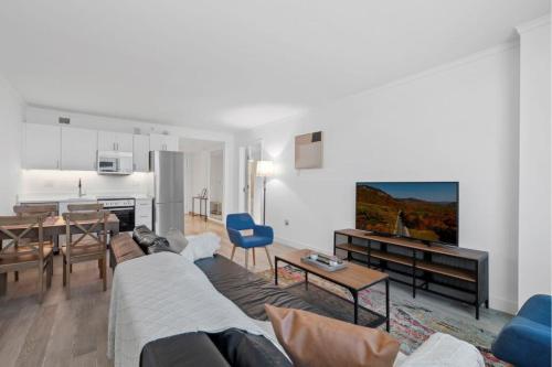 Sleep SIX Cozysuites, 1BR 2BA on the Boardwalk in Atlantic City, USA