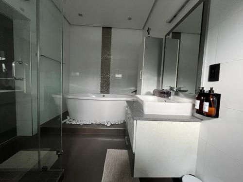 設施, The Raz in 哈利史密斯