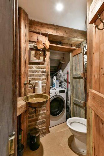 Knightsbridge 2BR Mews House - image 7