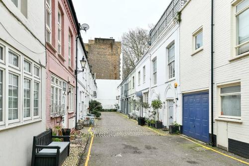 Knightsbridge 2BR Mews House - image 8