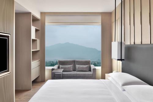 Junior Suite with M Club lounge access, Mountain view image 3