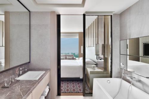 Junior Suite with M Club lounge access, Mountain view image 4