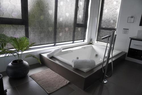 熱水浴缸, The Raz in 哈利史密斯