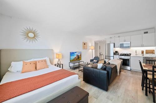 Sleep 4 Boardwalk Stylish Studio by CozySuites in Atlantic City, USA