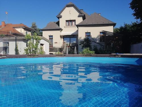 Kúria apartman with private jacuzzi and pool