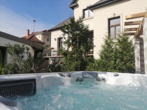 Kúria apartman with private jacuzzi and pool