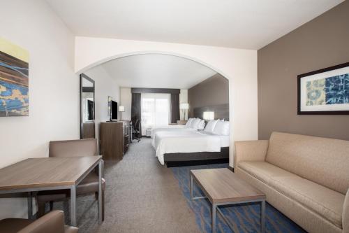 Holiday Inn Express & Suites Manhattan, an IHG Hotel