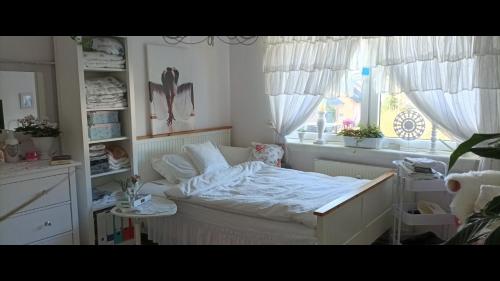 Romantischer Traum, Zimmer mit TV inkl Netflix und Prime, super late check in möglich - Accommodation - Bielefeld